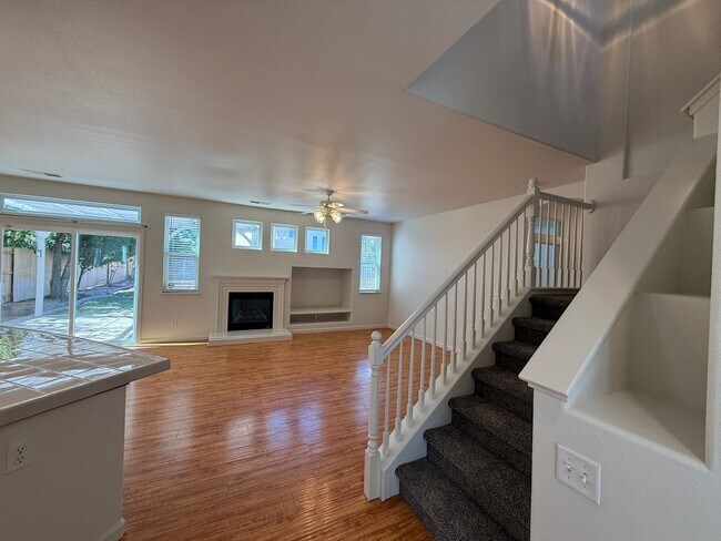 Building Photo - 4-bedroom two story in Sylvan School District!