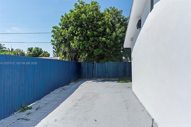 Building Photo - 1473 NE 30th Ct