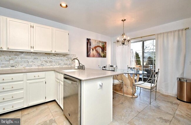 Building Photo - 518 Country Club Dr