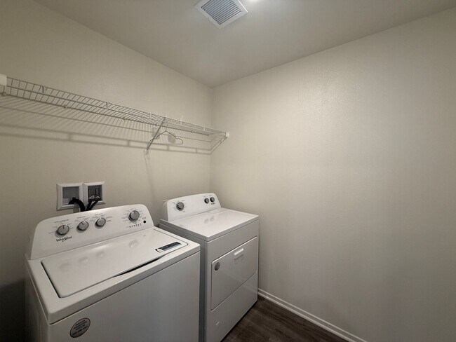 Building Photo - West Lancaster 4 bedroom!