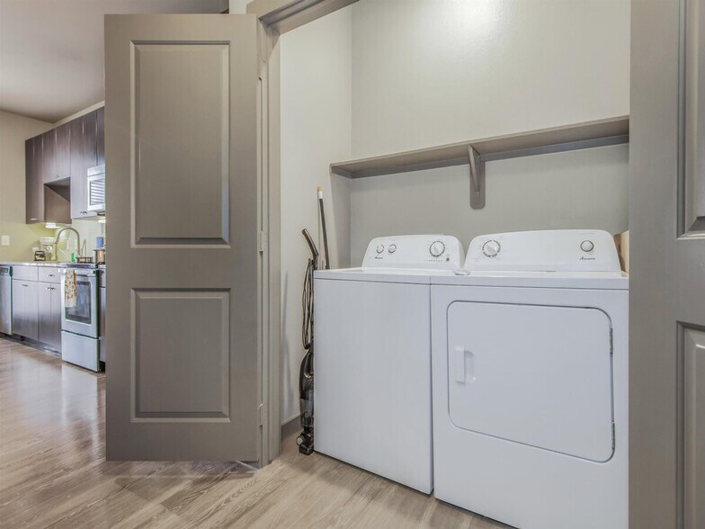 Building Photo - 1915 Canterbury St