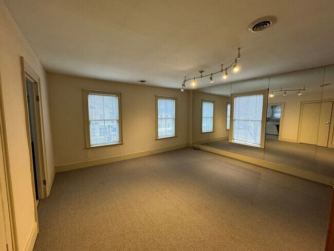 Building Photo - 219 N Main St