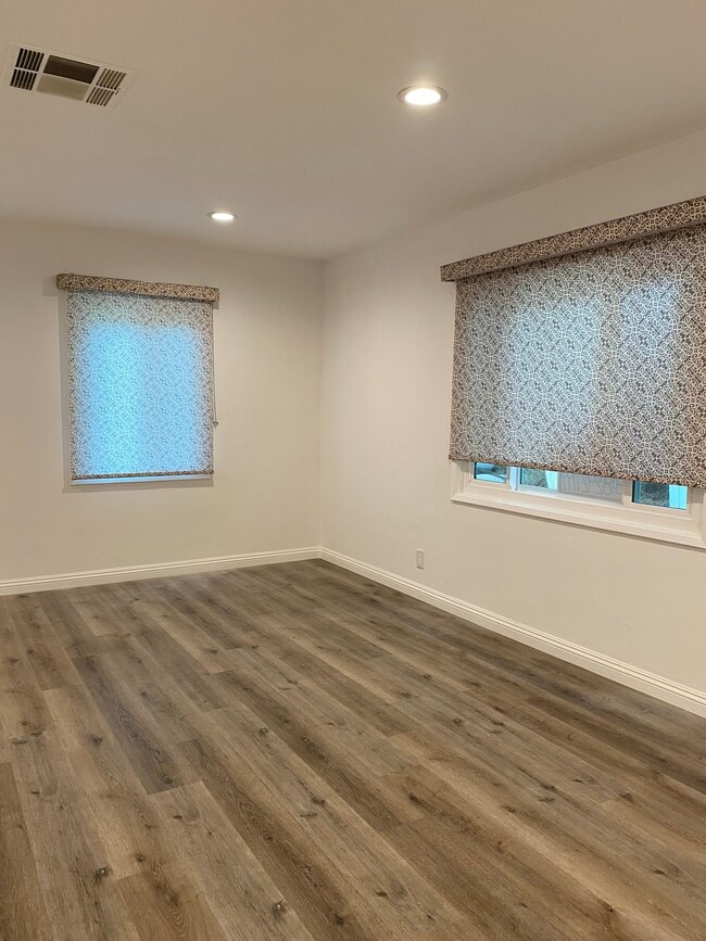Living room with dimmable recessed lights - 17423 Burbank Blvd