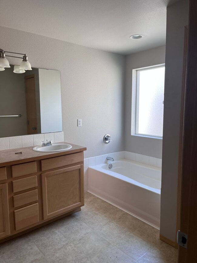 Building Photo - Beautiful 3 Bedroom home in Puyallup