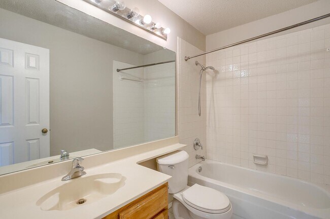 Building Photo - Open Floorplan with 3 Bed, 2 Bath Home in Established Neighborhood- Fort Worth- 76120