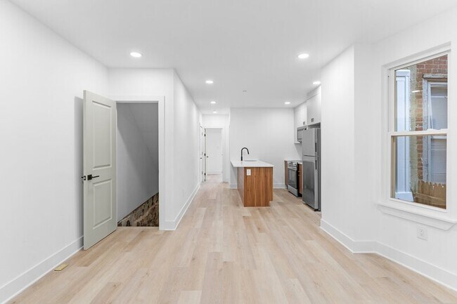 Building Photo - 6049 Elmwood Ave
