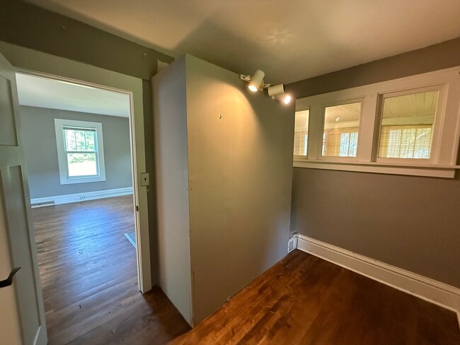Building Photo - Charming 3-Bedroom Single Family Home in C...
