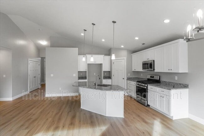 Building Photo - 2261 S Tonaquint Dr