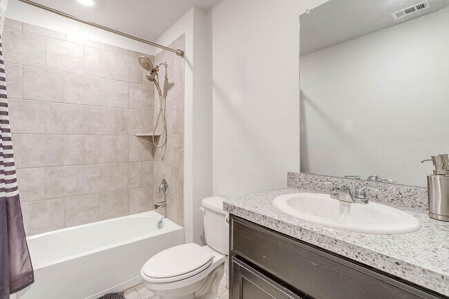 Building Photo - Nice 3 Bed, 2 Bath House in Creekside Esta...