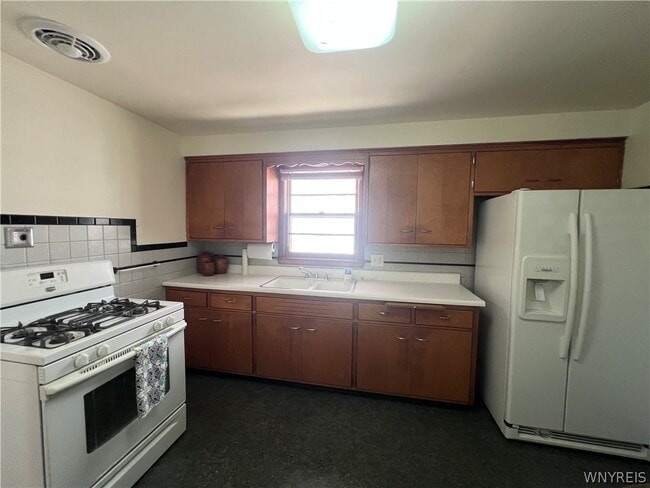 Building Photo - 480 W Hazeltine Ave