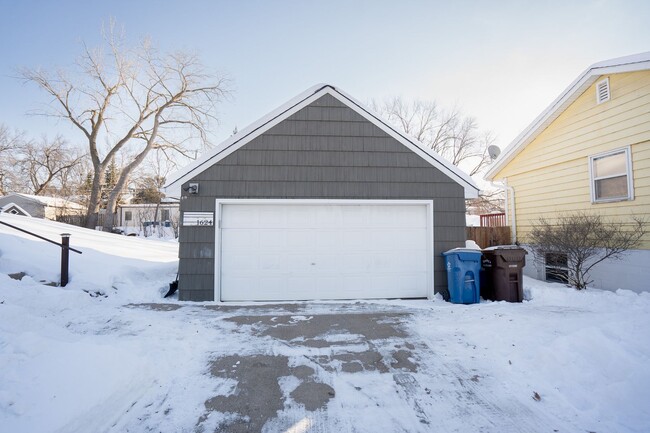 Building Photo - EXQUISITE Single-Family Home in Golden Val...