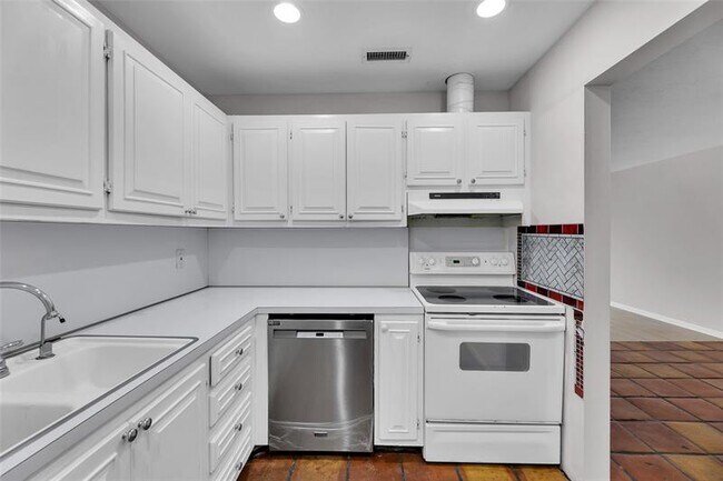Building Photo - 6295 Bay Club Dr