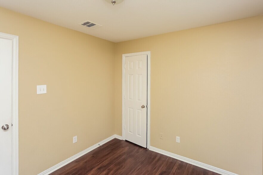 Building Photo - 1901 Belshire Ct