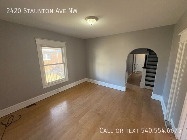 Building Photo - 4 Bed 2 Bath House off Orange Ave! (EXCUSE...