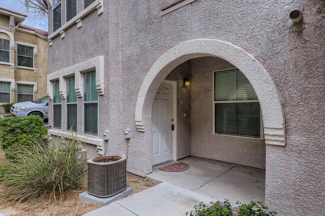Building Photo - HIGHLY DESIRABLE UPGRADED ONE BEDROOM COND...