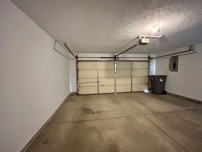 Building Photo - Stunning 3 Bedroom/2 Bath home in Pike Tow...