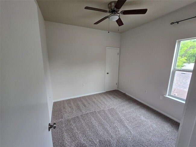 Building Photo - 1604 Singleton Ave