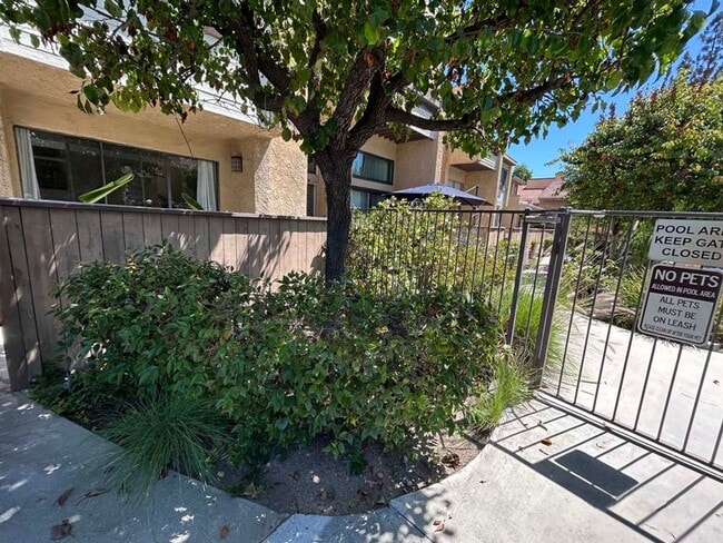 Building Photo - Charming End-Unit Townhome in the Heart of Chatsworth