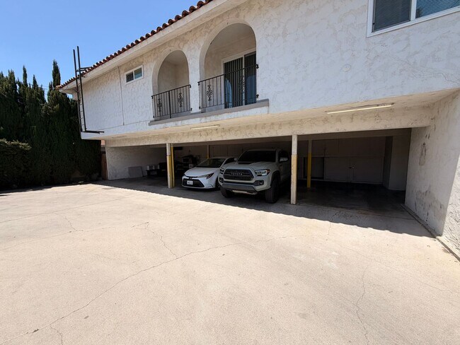 Building Photo - Completely Remodeled, Spacious 2 Bedroom Apartment For Rent w/ Parking!