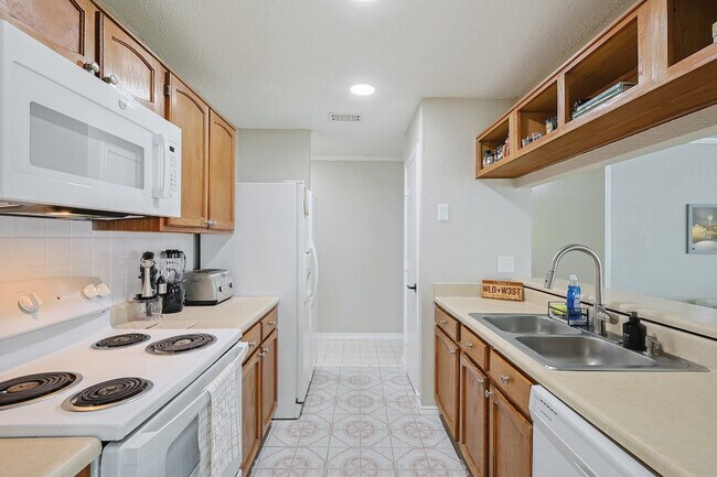 Building Photo - 2501 Highdale Dr