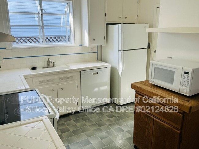 Building Photo - 624 Button St