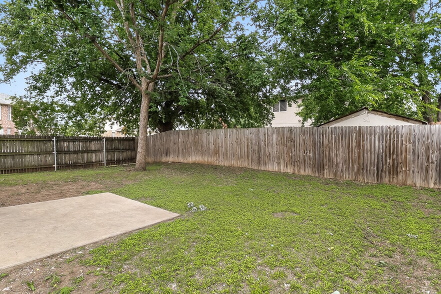 Building Photo - 8564 Charleston Ave