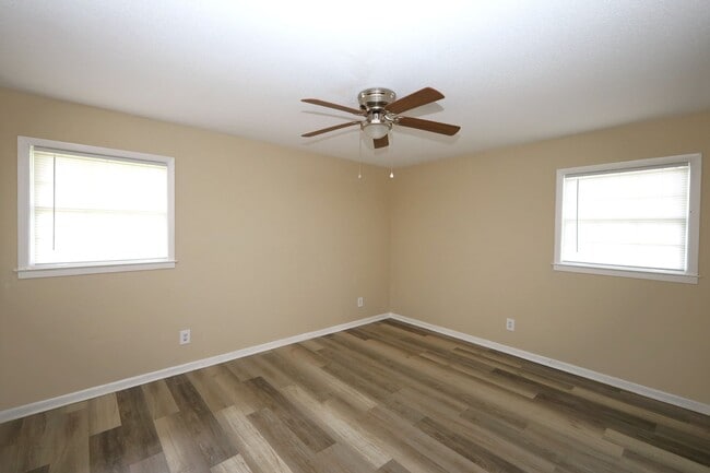 Building Photo - 111 Fairway Dr