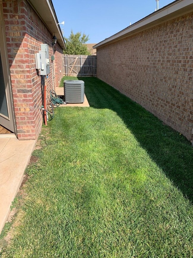 Building Photo - VERY NICE! 2/2/2