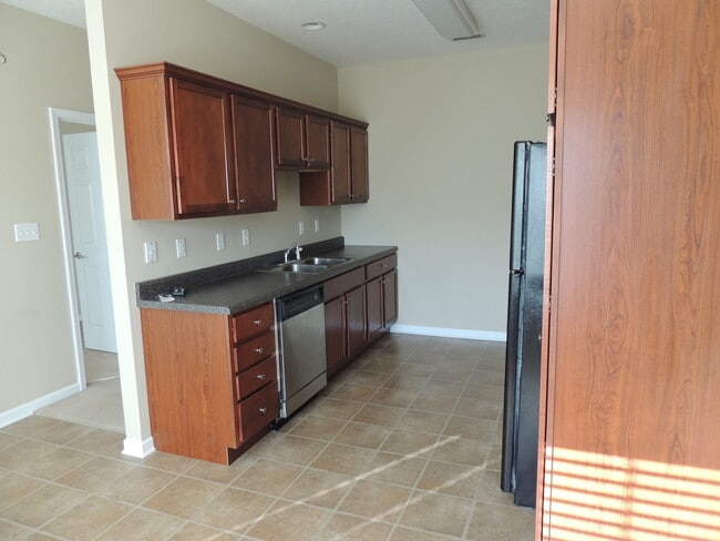 Building Photo - 2 bed, 2 bath, 2 car garage ranch style townhouse in N. Knoxville