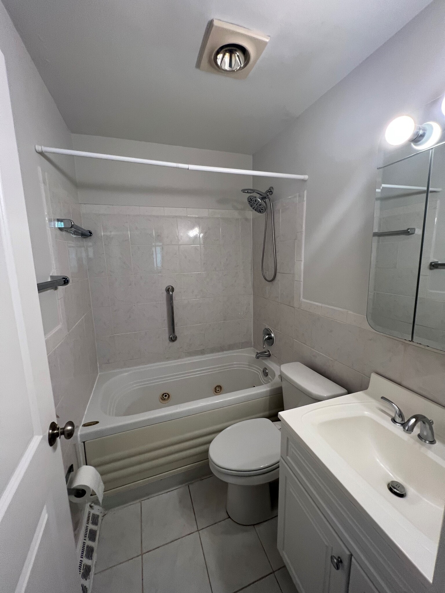 Main upstairs bath (pre renovation) - 5440 S Kimbark Ave