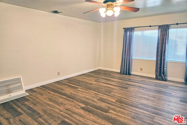 Building Photo - 9966 Glencrest Cir