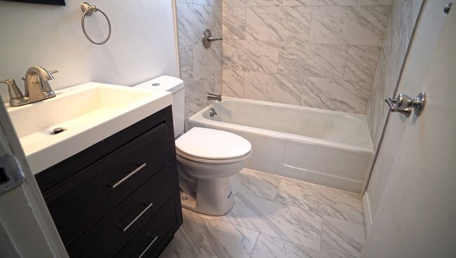 Building Photo - Dayton Duplex