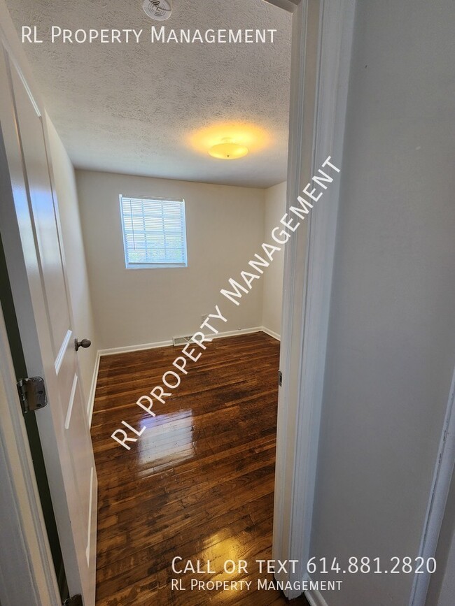 Building Photo - Spacious 3 bedroom 1.5 bathroom town home