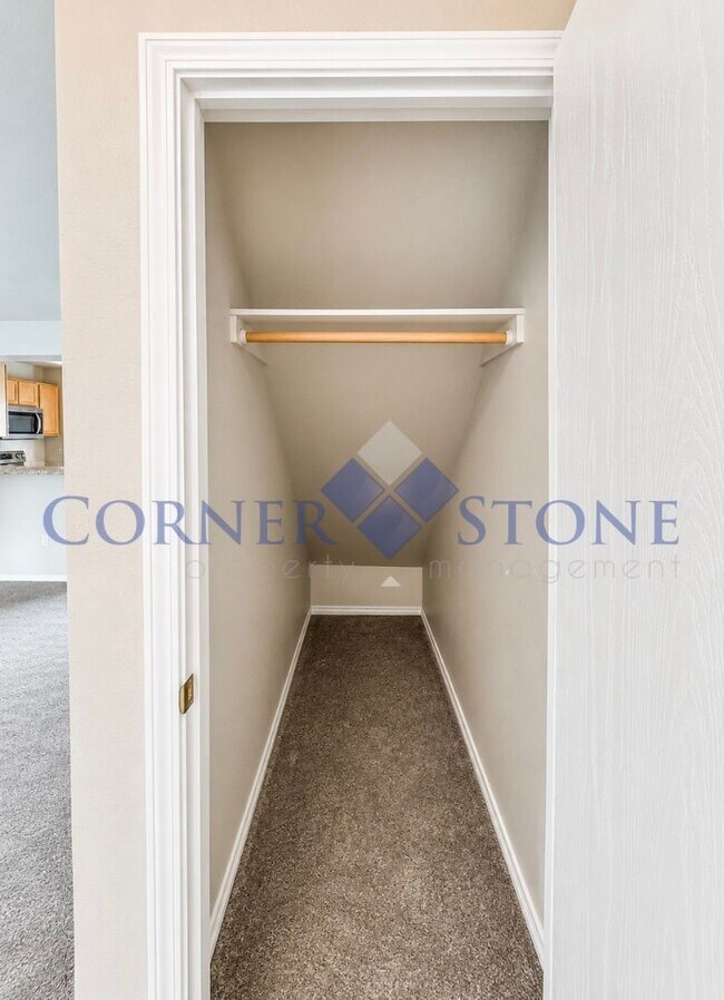 Building Photo - Large 4 Bedroom Home with Bonus Room!