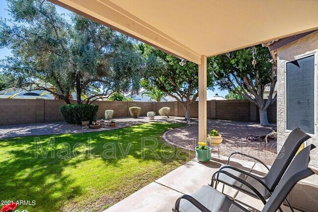 Building Photo - 213 W Caroline Ln