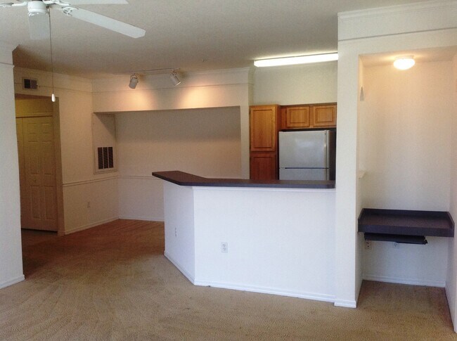 Building Photo - Hamptons At Metrowest - 2/2 Condo with balcony!!