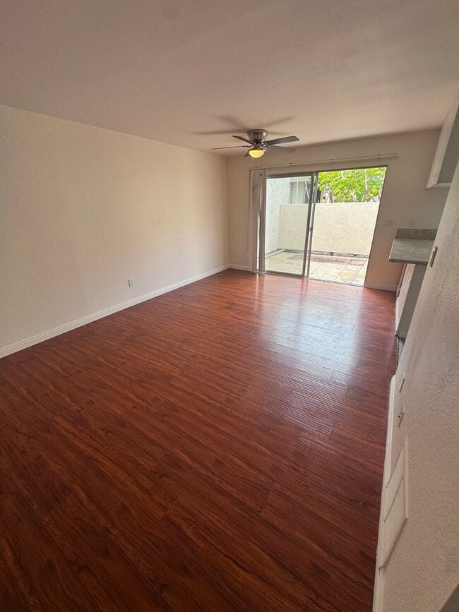 Building Photo - 4 bed townhouse central  Clairemont