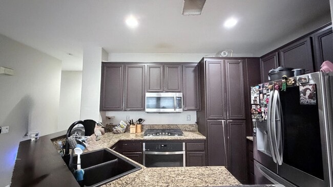 Building Photo - Chula Vista townhouse now available for rent