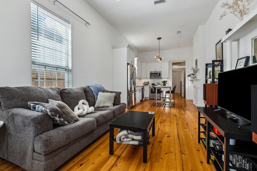 Primary Photo - 2606 Valence St