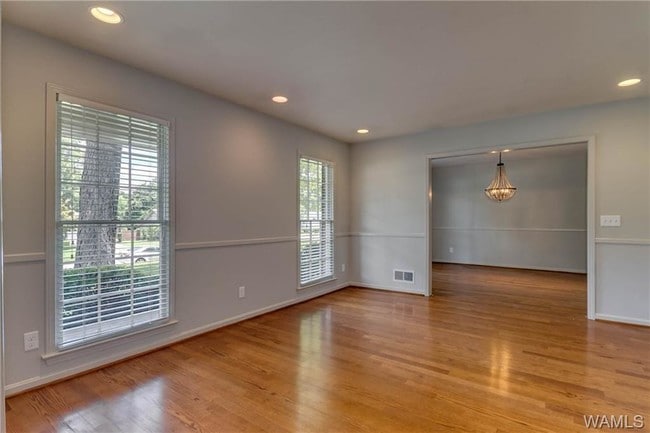 Building Photo - 401 Riverdale Dr