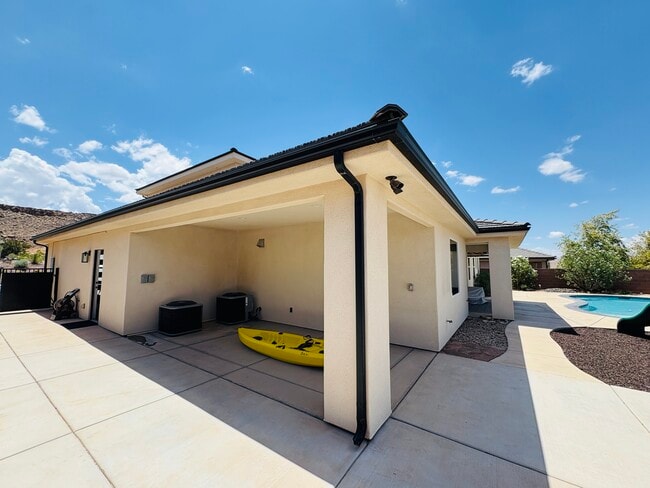 Building Photo - 2721 Hazel Dr