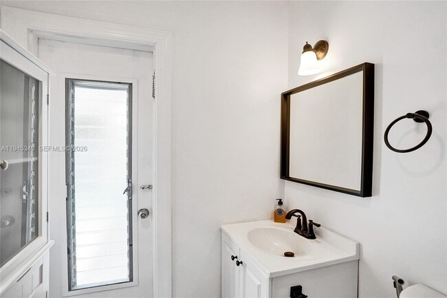 Building Photo - 280 NE Spanish Ct