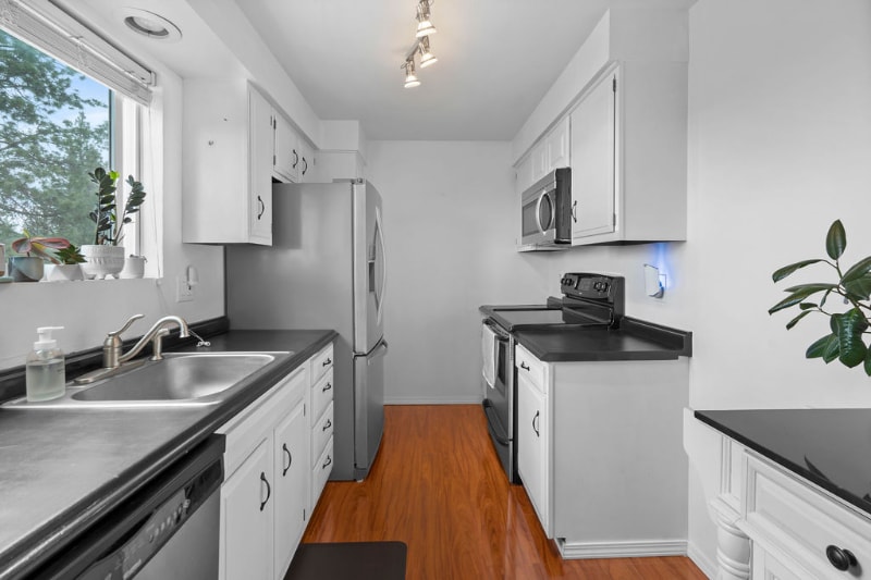 Building Photo - 844 W Cliff Dr