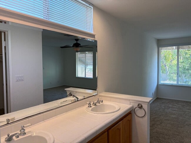 Building Photo - Spacious 5 bedroom 2 1/2 bathroom Westpark...