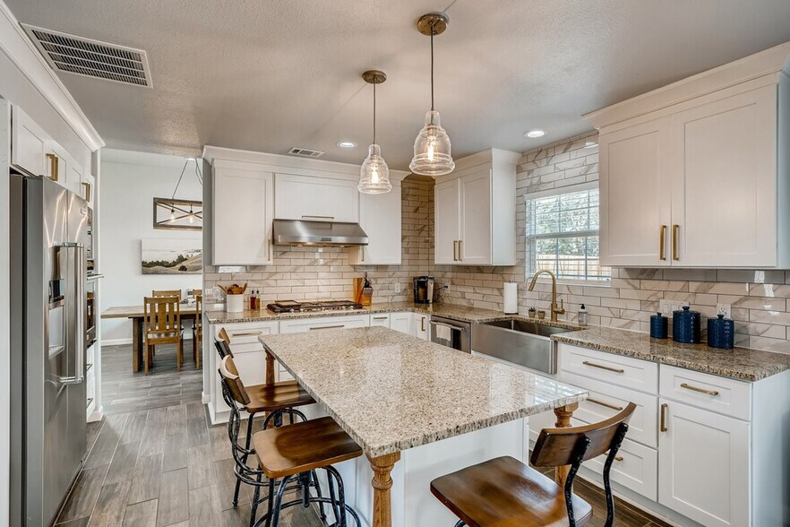 Building Photo - 2201 Rosemary Ln