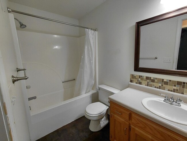 Building Photo - 2 Bedroom Home