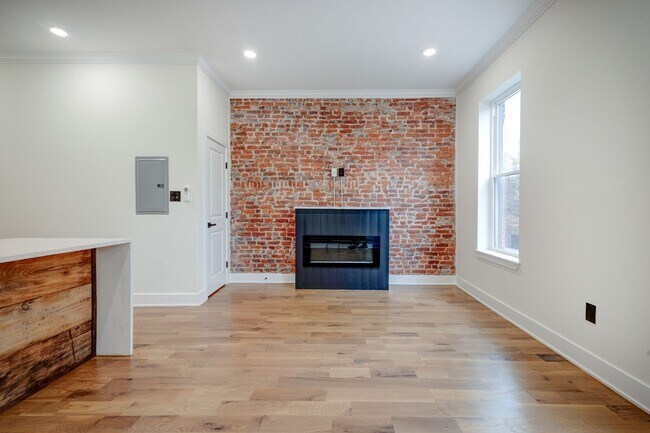 Building Photo - Spacious & Stylish Studio Apartment on W Diamond Street