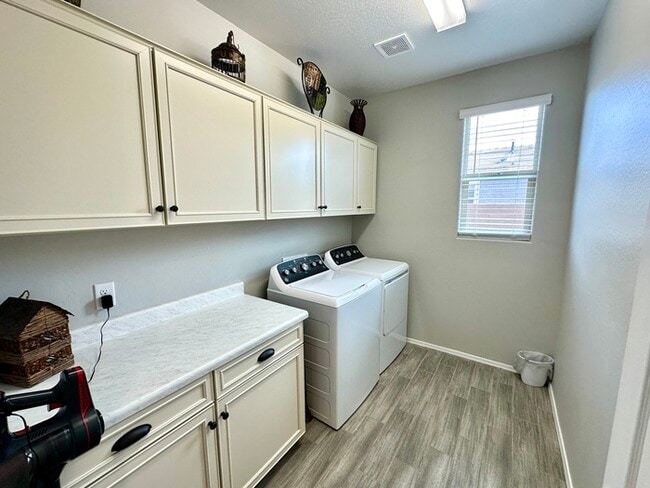 Building Photo - Massive RV Garage plus fantastic floorplan in Casa Vista