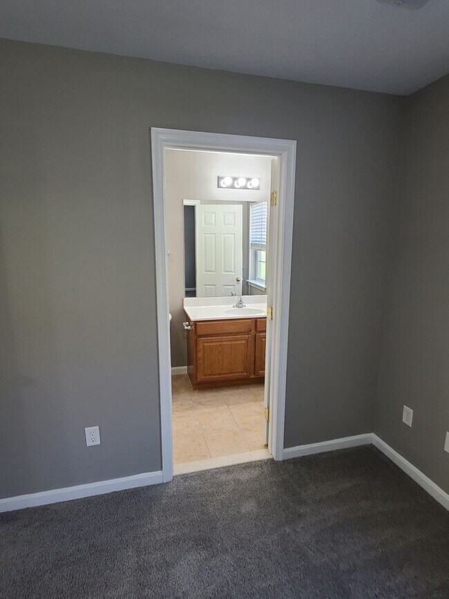 Building Photo - 3 bedroom,  2 1/2 bath town home in Waynesboro PA END UNIT