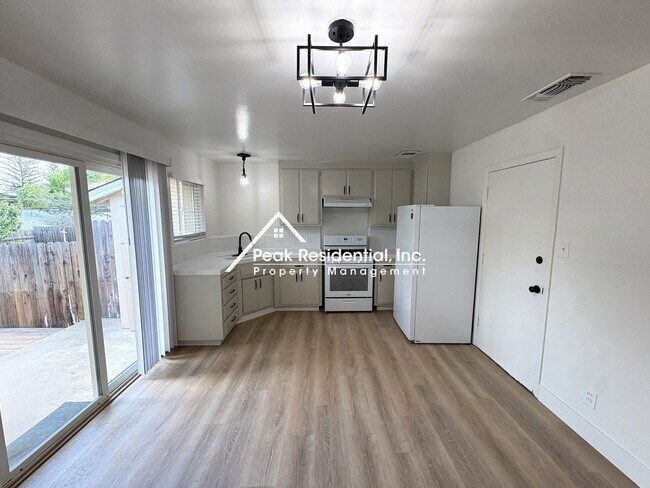 Building Photo - Updated 2bd/1ba Sacramento Duplex